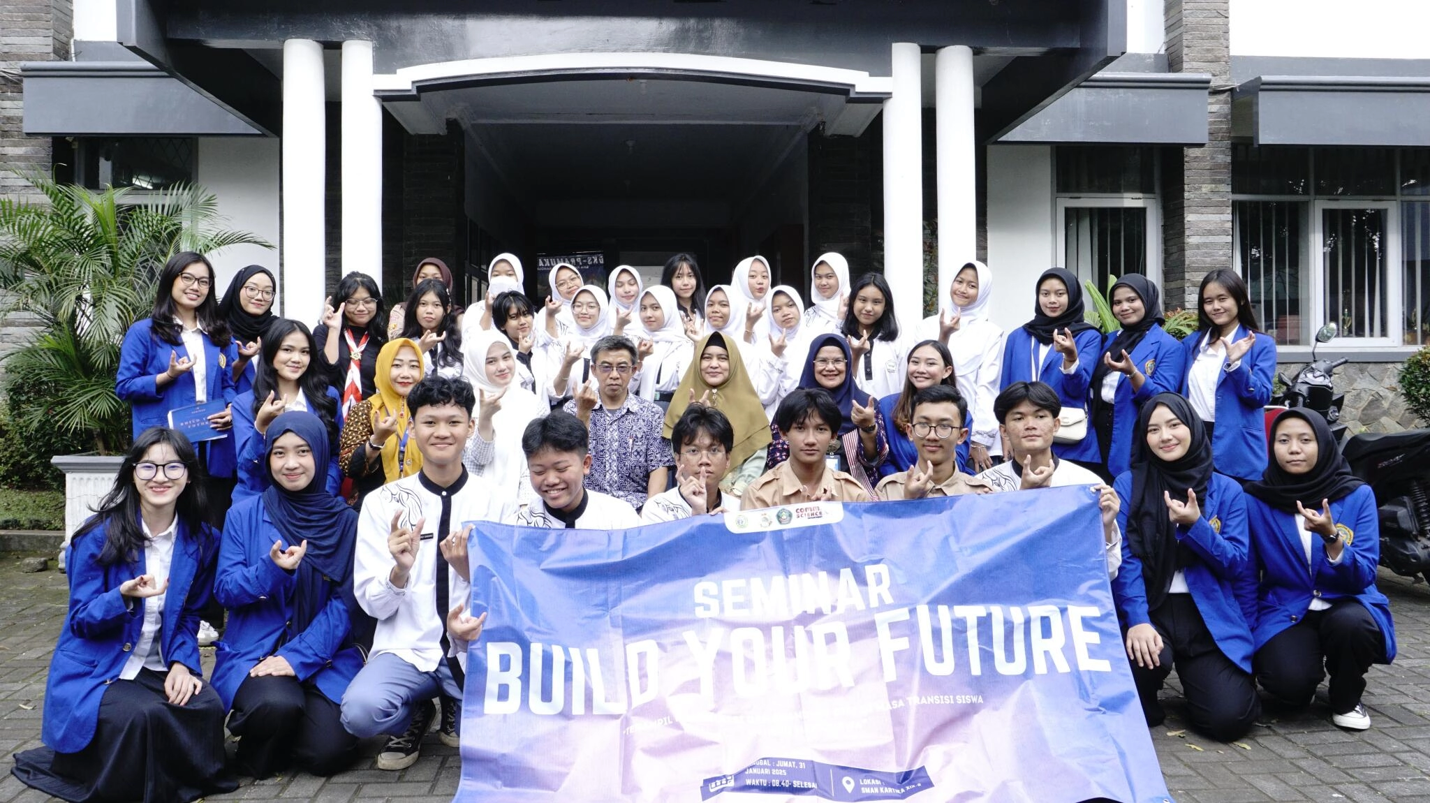 Dosen Dan Mahasiswa Prodi Ilmu Komunikasi Fisip Unikom Melaksanakan Kegiatan Pkm Melalui Mata Kuliah Krisis Dan Strategi Public Relations Dengan Tema “Build Your Future: Terampil Komunikasi Dan Branding Diri Bagi Gen Z” Di SMK KARTIKA XIX – 2