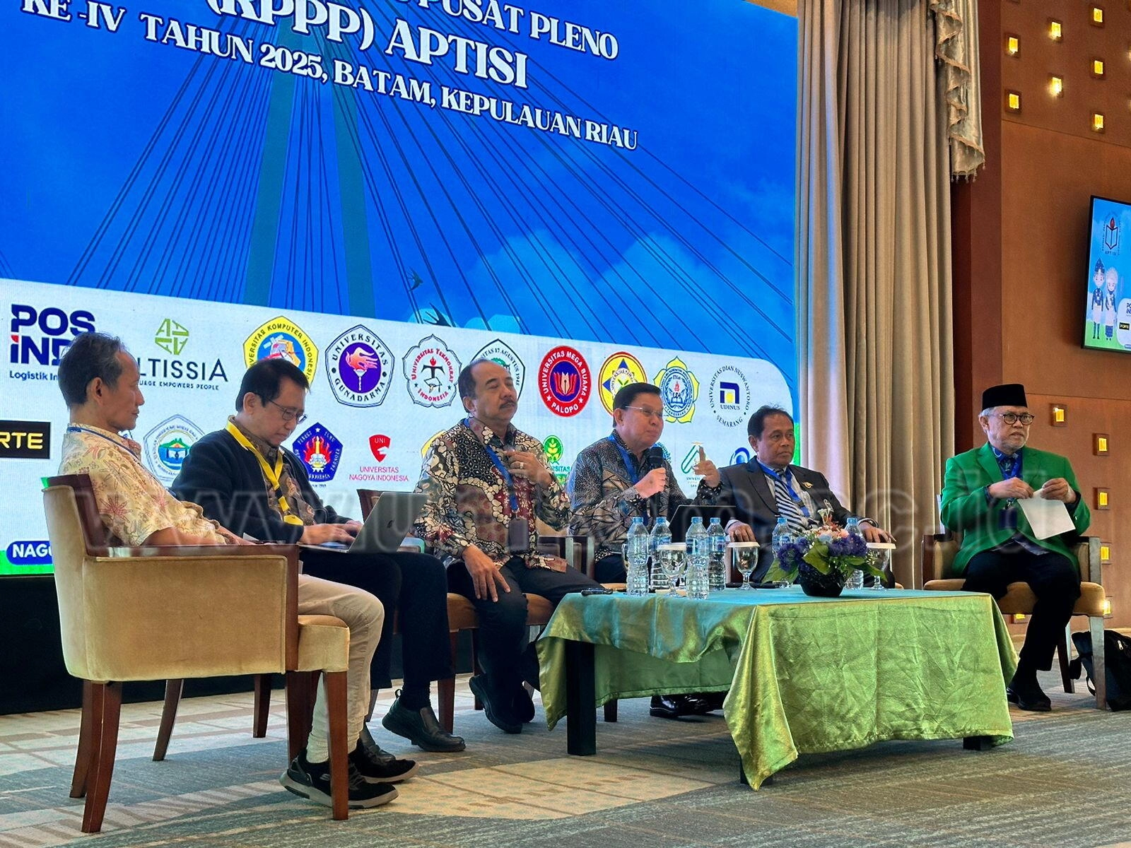Ketua APTISI JABAR Sekaligus Rektor Unikom Menjadi Narasumber Seminar & Dialog Nasional APTISI Pusat di Batam