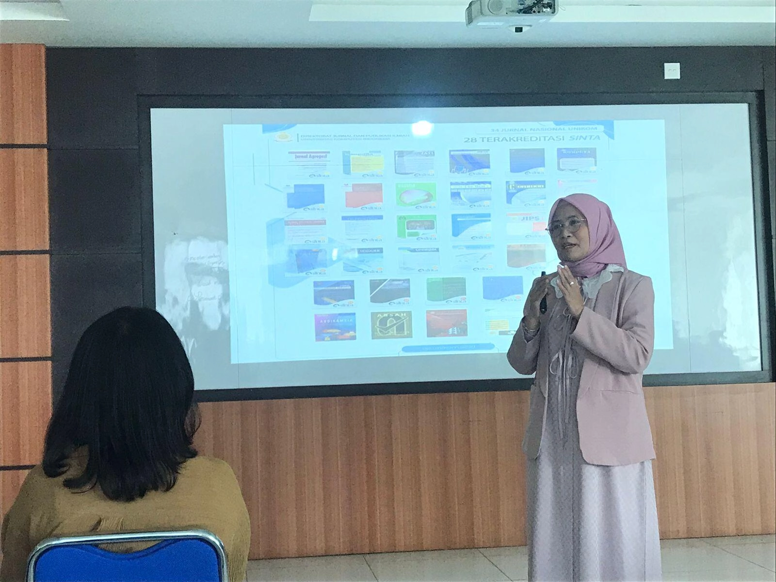 Direktur Jurnal dan Publikasi Ilmiah Unikom Lakukan Serah Terima SK Editorial Board dan Mitra Bebestari 2025