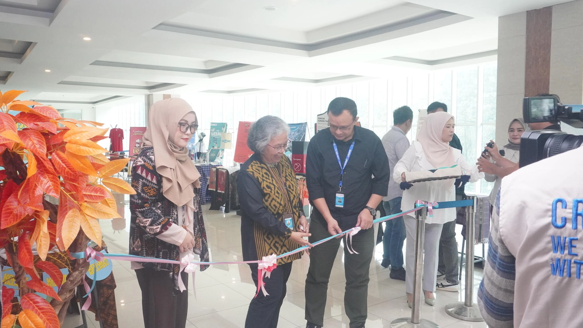 MAHASISWA PROGRAM STUDI DESAIN KOMUNIKASI VISUAL (DKV) UNIKOM PAMERKAN KREATIVITAS TUGAS AKHIR DI “MAJANG KAWANI”