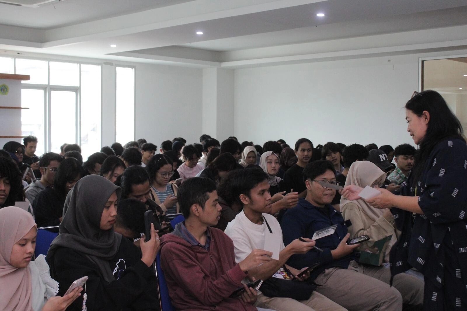 Tingkatkan Pemahaman Mahasiswa Tentang Pentingnya Kertas Dalam Dunia Desain, Fakultas Desain Unikom Gelar Scopa Education 2025