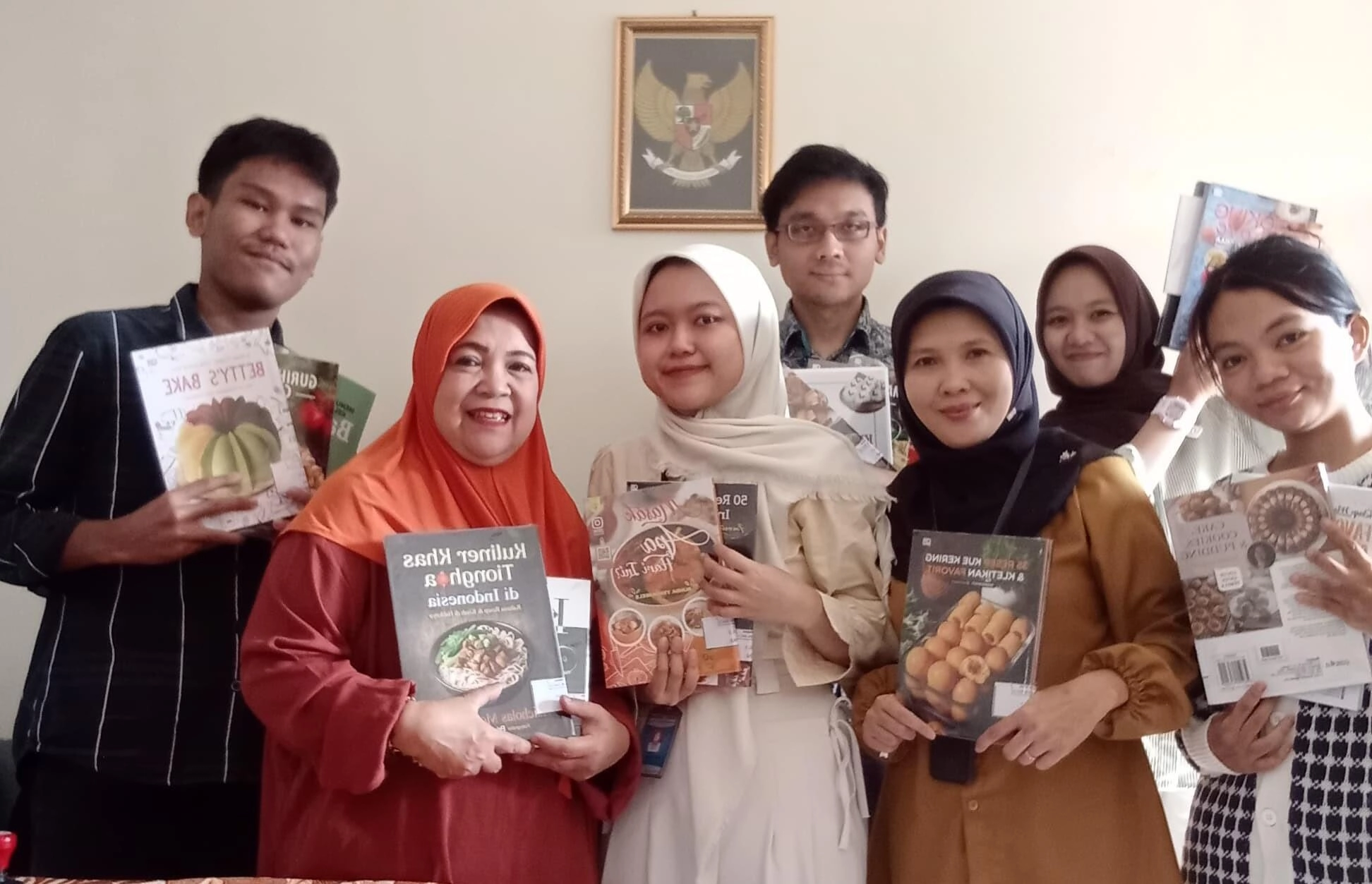 Penyerahan Hibah Koleksi Buku Oleh Mahasiswa PKL Perpustakaan Unikom Ke Posyandu Dwi Mekar