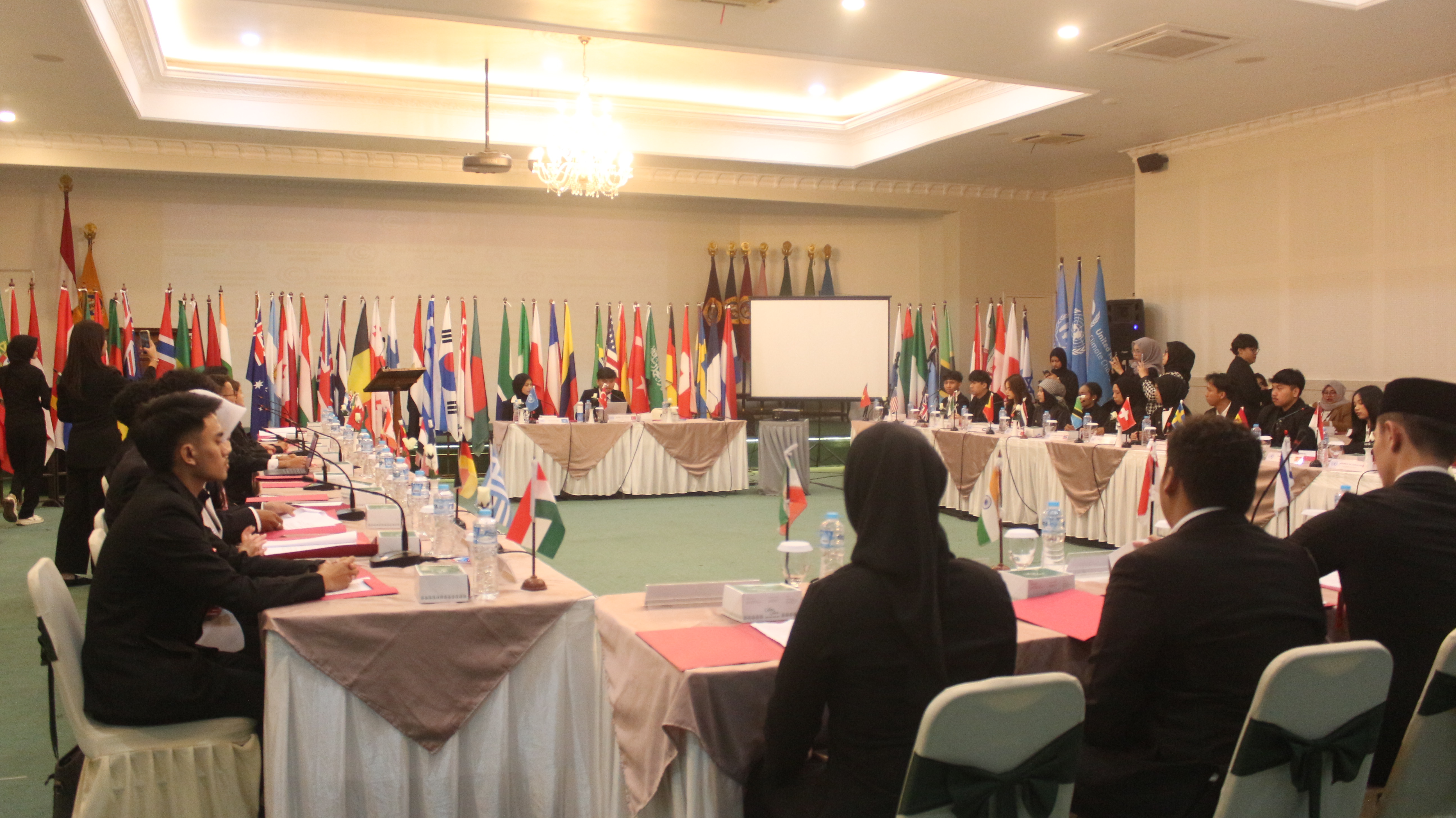 Prodi Ilmu Hubungan Internasional Unikom Gelar Simulasi Sidang Internasional Bahas Isu Perubahan Iklim Dan Palestina