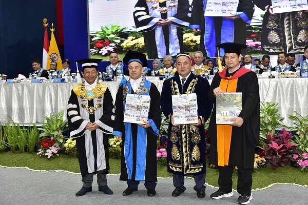Dua Profesor Uzbekistan Hadiri Sidang Terbuka Senat Penerimaan Mahasiswa Baru (PMB) T.A 2025/2026 dan Dies Natalis Unikom Ke-25, Perkuat Jejaring Akademik Internasional