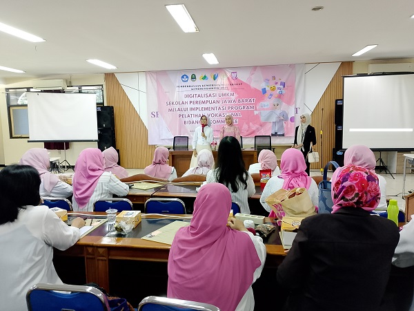 Fakultas Ekonomi Dan Bisnis Unikom Gencarkan Digitalisasi Umkm Perempuan Jawa Barat Melalui Pelatihan E-Commerce Vokasional  