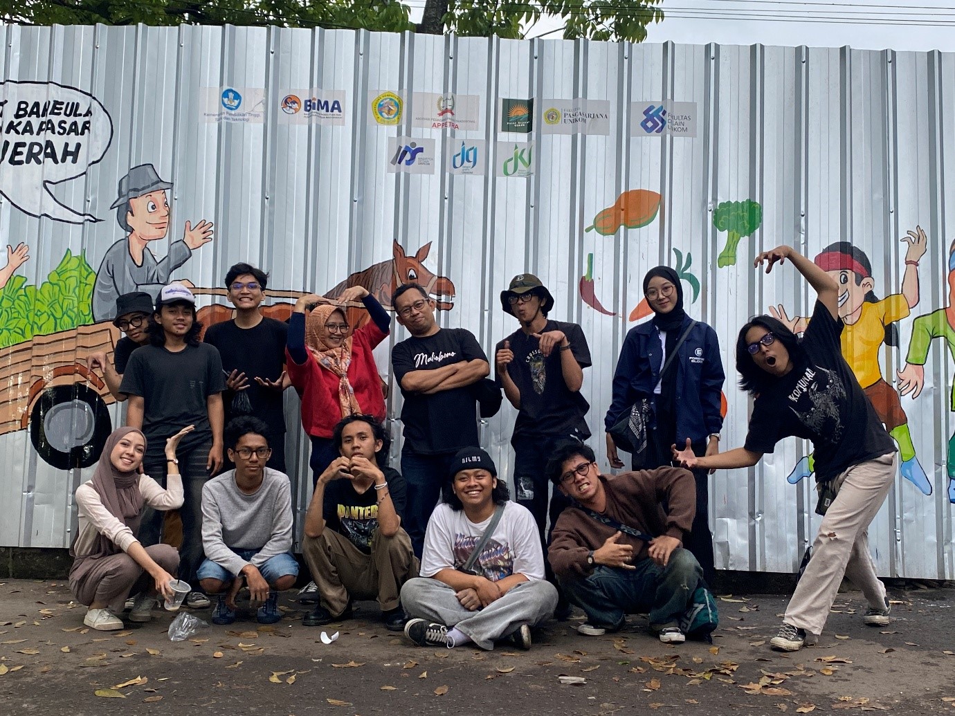 Mural Penuh Makna di Pasar Cijerah PKM Dosen Magister Desain UNIKOM Dorong Semangat Baru Pasar Tradisional Lewat Sentuhan Seni