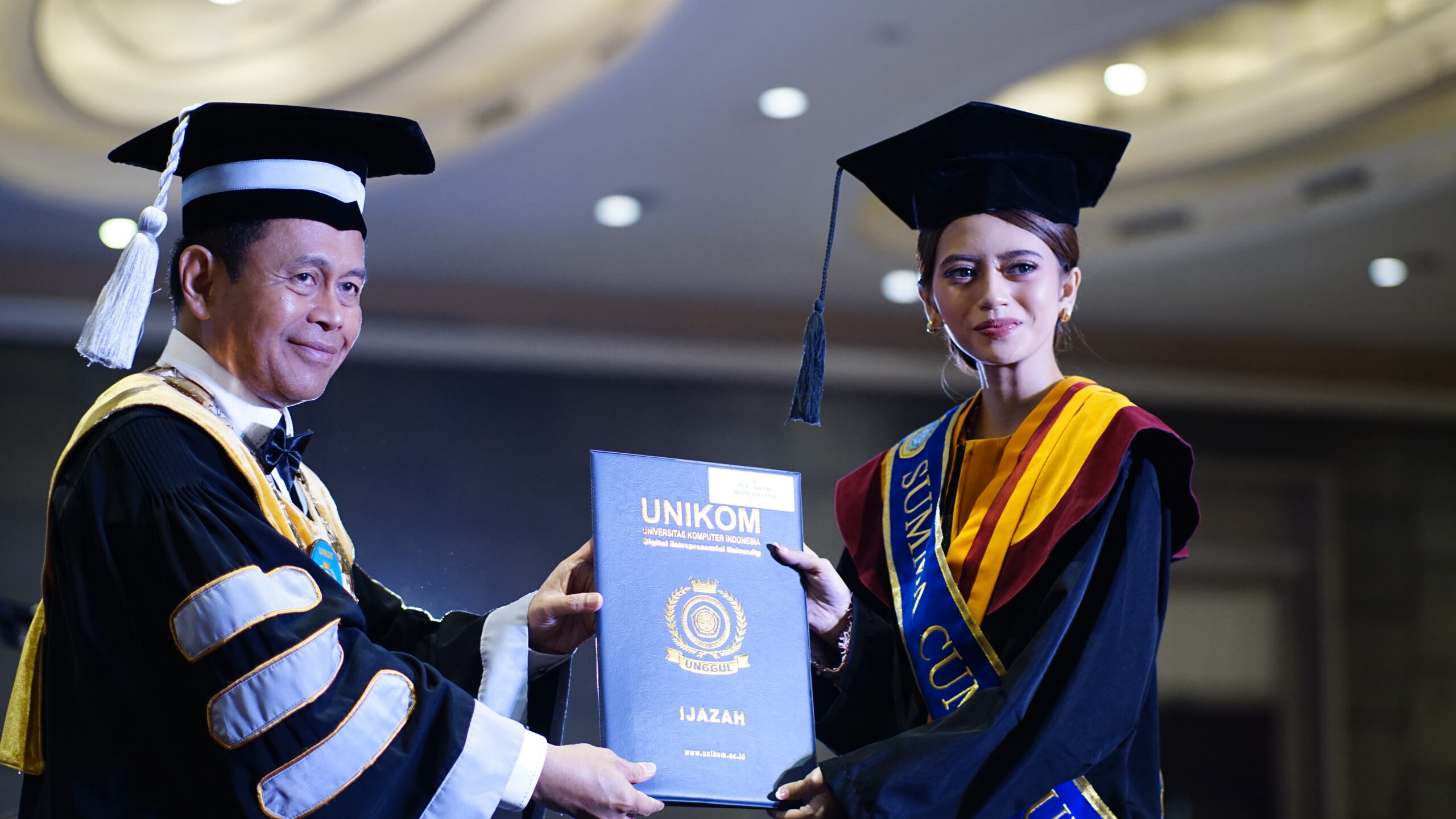Rektor UNIKOM Lantik 1.215 Lulusan UNIKOM pada Wisuda Ke-44 Semester Genap TA 2024-2025 : Mencetak Generasi Unggul dan Berkarakter Menuju Transformasi Digital Entrepreneurial University