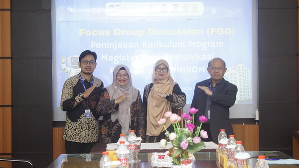 Magister Ilmu Komunikasi Pascasarjana UNIKOM Gelar FGD Peninjauan Kurikulum dan Penandatanganan MOU & MOA, Dorong Relevansi dan Inovasi Pendidikan di Era Digital