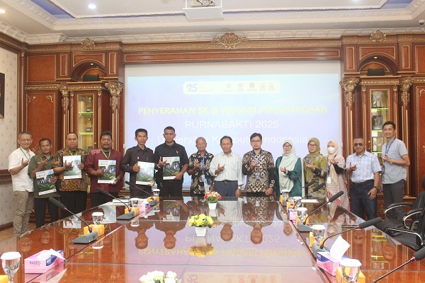 UNIKOM Serahkan SK dan Piagam Penghargaan sebagai Apresiasi Loyalitas Dosen dan Sivitas Akademika Purnabakti 2025