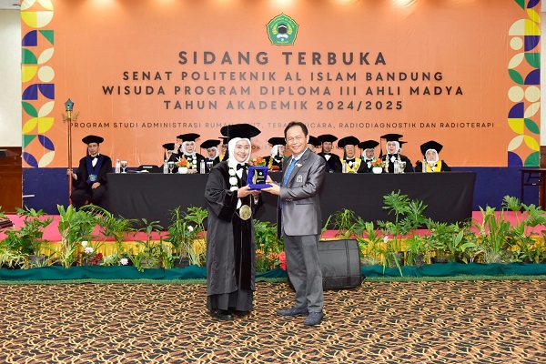 Rektor UNIKOM Sekaligus Ketua Aptisi Jawa Barat Diundang sebagai Narasumber pada Wisuda Politeknik Al-Islam Bandung T.A 2024/2025: Serukan Penguatan Sinergi PTS Lewat Deklarasi Munas Aptisi 2025