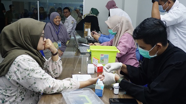 UNIKOM dan PUSKESMAS Sekeloa Perkuat Kolaborasi Kesehatan Melalui Program Cek Kesehatan Gratis