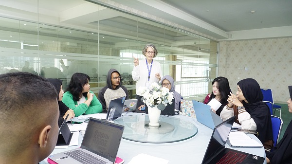 Prodi Sastra Inggris FIB UNIKOM Gandeng Pakar Australia dalam Coaching Clinic Penulisan Ilmiah Guna Perkuat Daya Saing Akademik