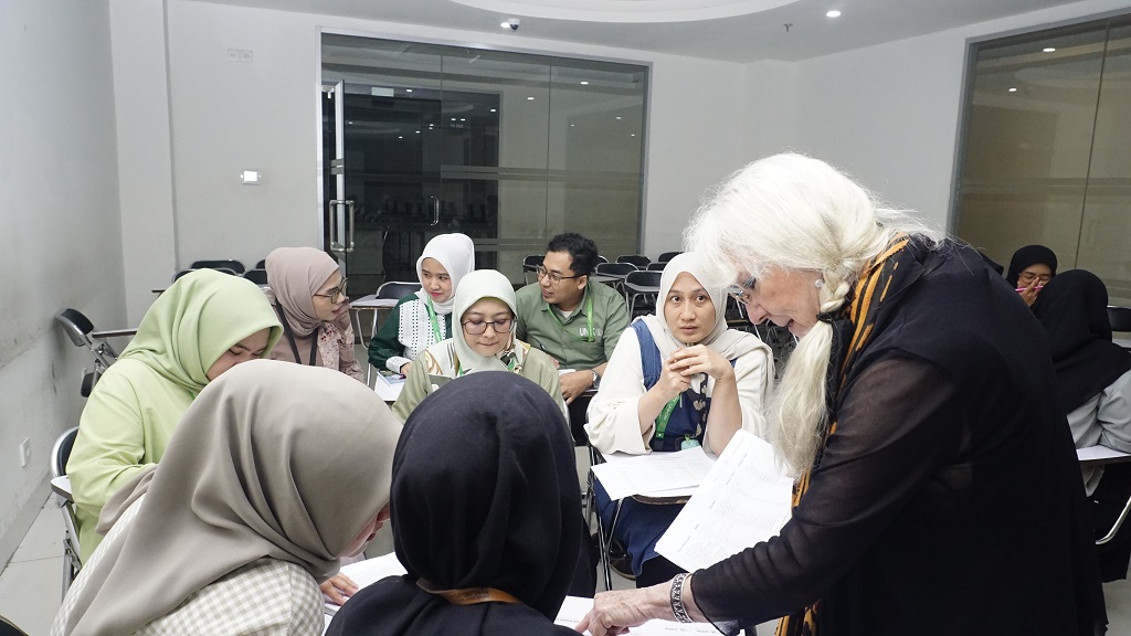 Dorong Internasionalisasi Kampus UNIKOM Gelar Pelatihan “English Conversation” untuk Tenaga Kependidikan