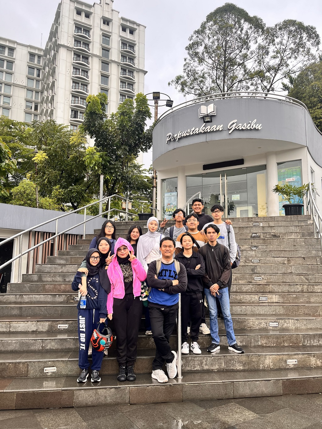 Tumbuhkan Kepercayaan Diri dan Kemampuan Bahasa Prodi Sastra Inggris FIB UNIKOM Gelar “Presenting in English” di Ruang Publik