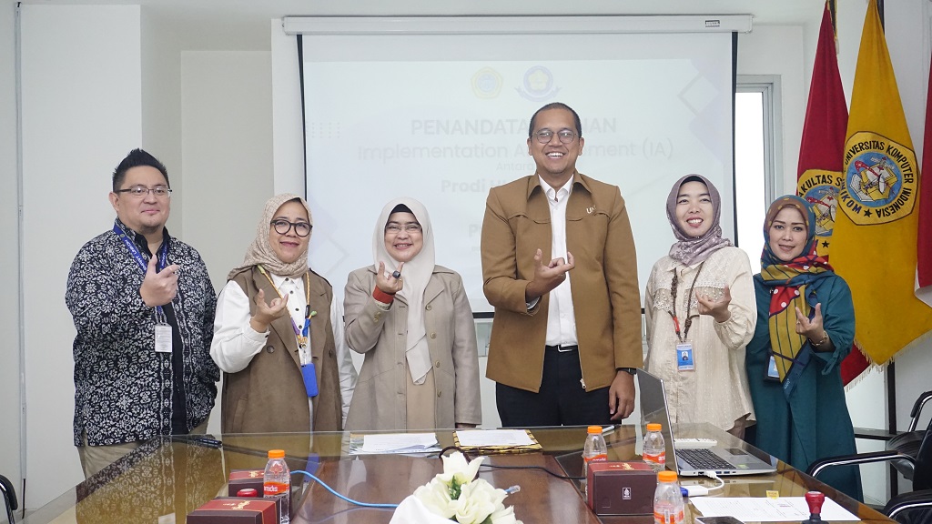 Perkuat Tridharma Perguruan Tinggi, FISIP UNIKOM bersama FISIPOL Universitas Kristen Indonesia (UKI) Jalin Kerja Sama Akademik Melalui Penandatanganan MOU