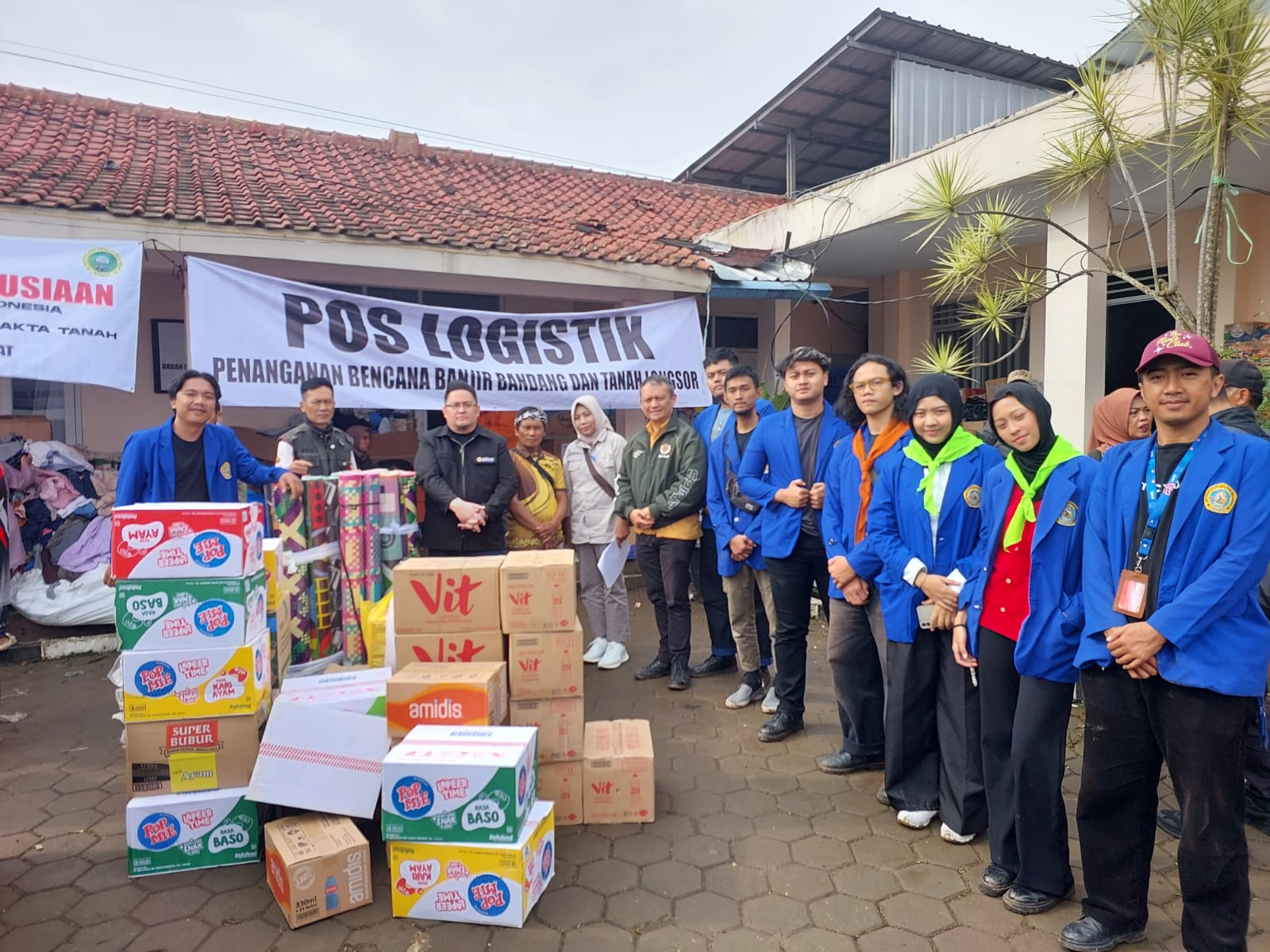 UNIKOM PEDULI: Salurkan Bantuan Kemanusiaan bagi Korban Bencana Longsor di Cisarua Bandung Barat