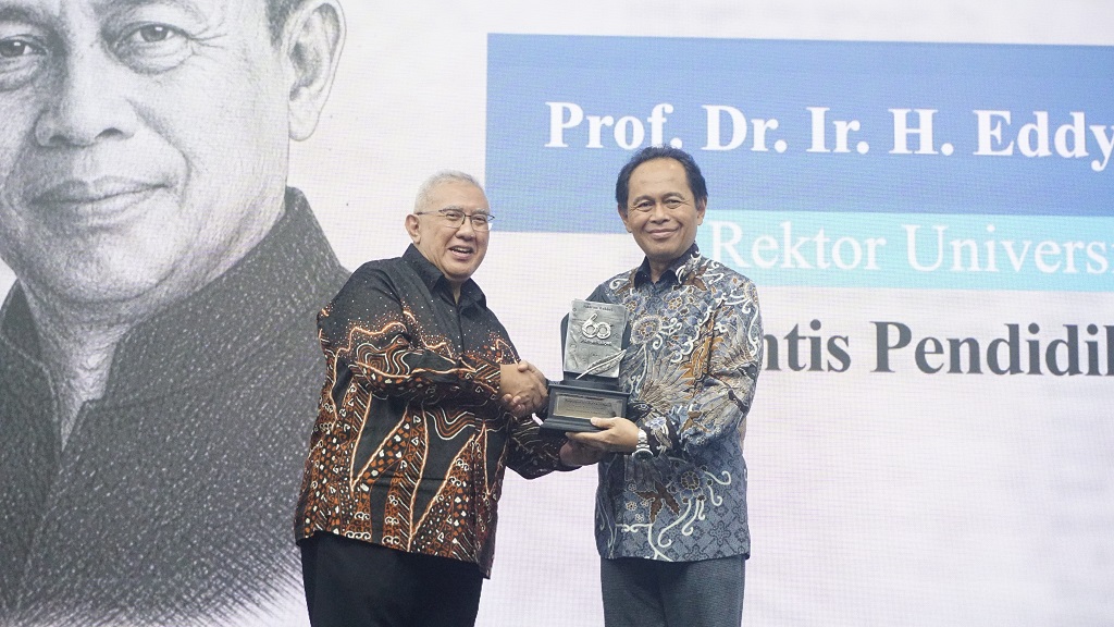 Rektor UNIKOM Sekaligus Ketua Aptisi Jabar Raih Penghargaan Bergengsi di HUT ke-60 Pikiran Rakyat, Tegaskan Komitmen Pendidikan Tinggi di Jawa Barat