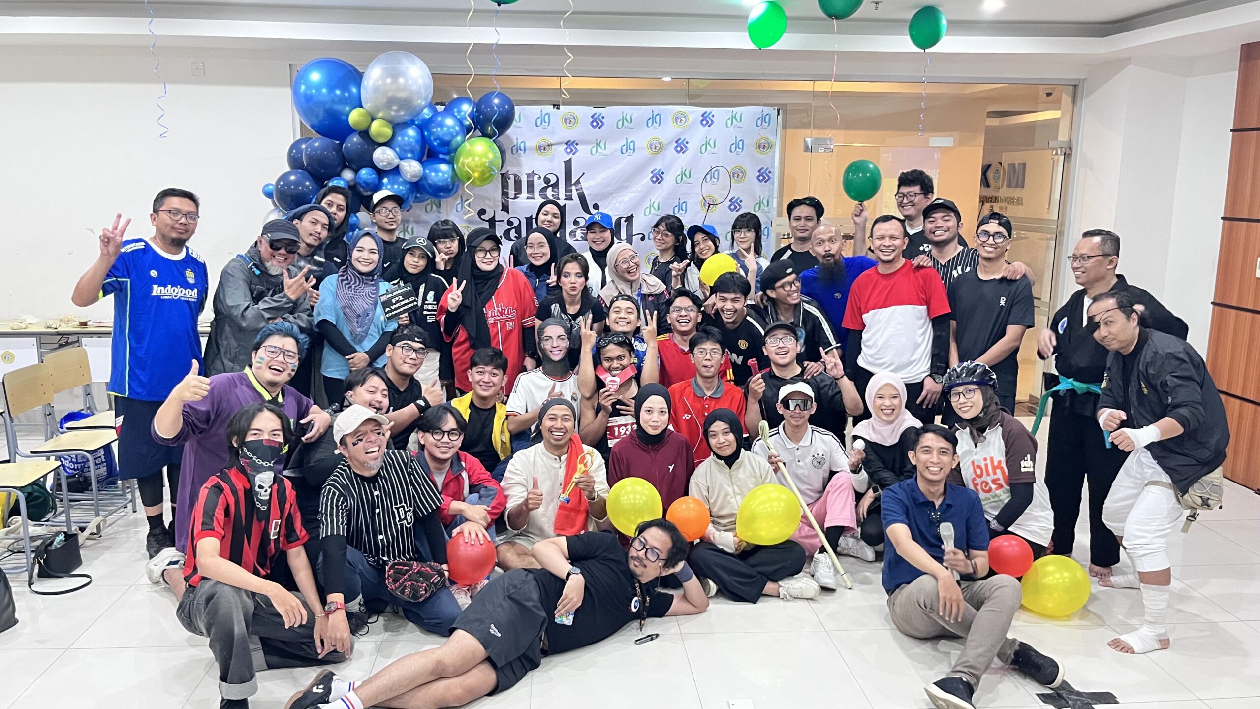 PRODI DKV FAKULTAS DESAIN UNIKOM GELAR YUDISIUM: “PRAK TANDANG” SPORTIF CETAK LULUSAN SIAP BERSAING