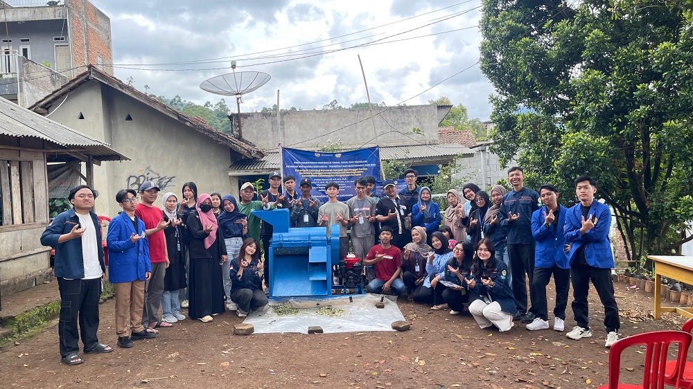 BEM UNIKOM Lakukan Penerapan Teknologi Pencacah Sampah dan Maggot Cerdas Berbasis AI:  Wujudkan Inovasi  Berkelanjutan Di Desa Mekarmanik