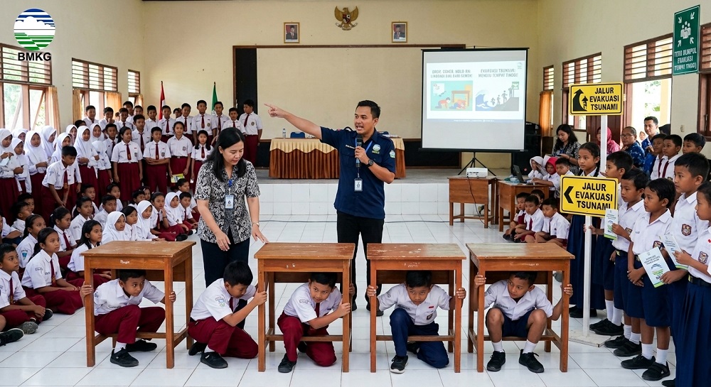 Implementation of Augmented Reality on Earthquake and Tsunami Socialization in BMKG Goes to School