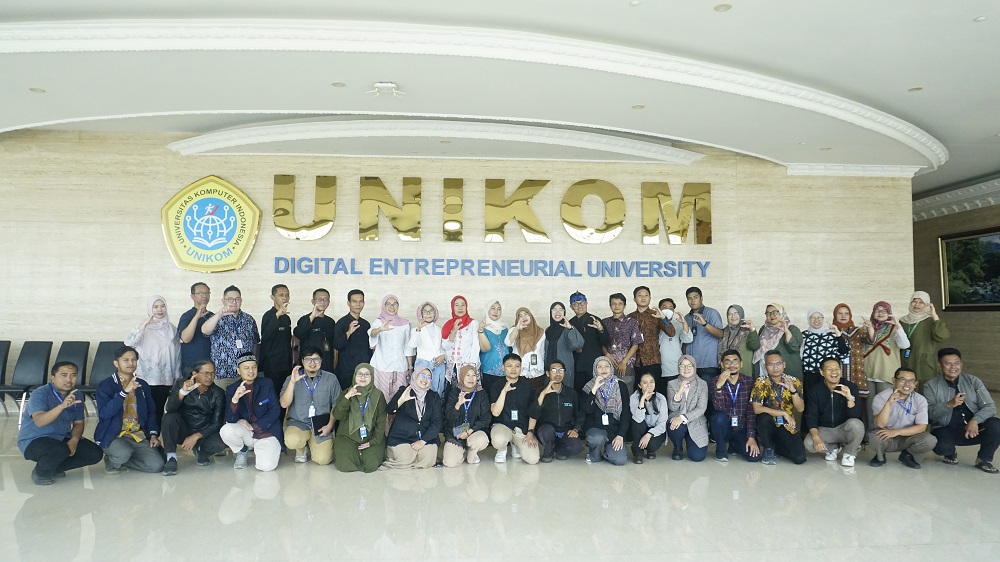 Sampah Terdata, Lingkungan Tertata: KKN Berdampak 2026 UNIKOM di Kecamatan Coblong, Bangun Model Pengelolaan Sampah Berbasis Teknologi Menuju Zero Waste