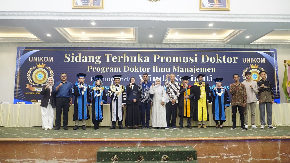 Prodi Doktor Ilmu Manajemen UNIKOM Lahirkan Dua Akademisi, Perkuat Kiprah Keilmuan di Bidang Manajemen